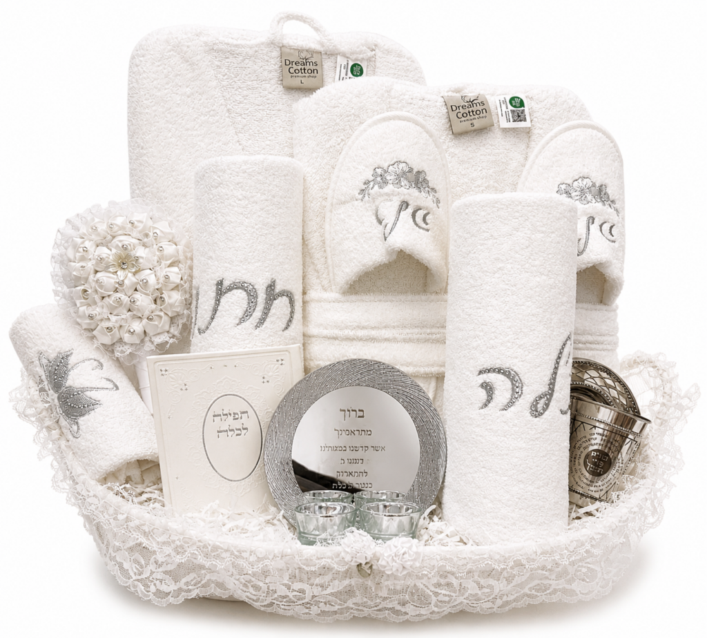 סלסלה לחינה חתן כלה בעיצוב לבן חגיגי עם מוצרי טקסטיל ומתנה לחינה מסורתית.