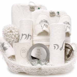 סלסלה לחינה חתן כלה בעיצוב לבן חגיגי עם מוצרי טקסטיל ומתנה לחינה מסורתית.